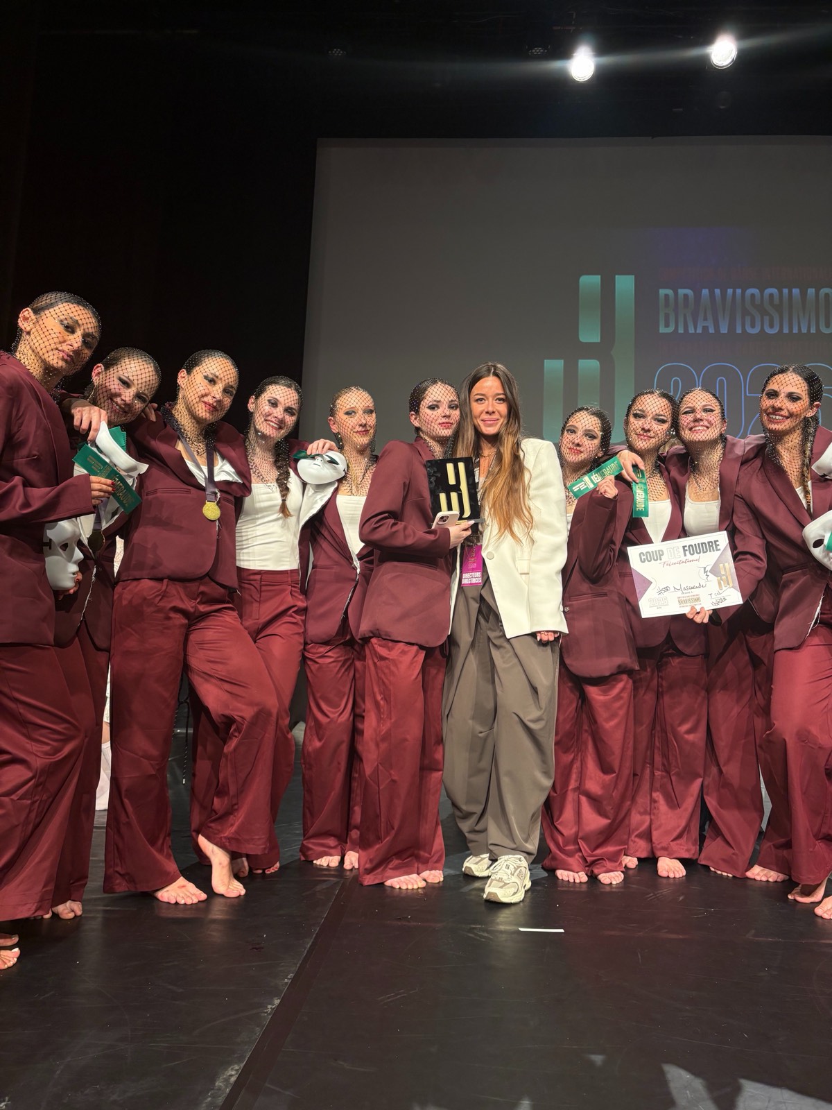 Le groupe concours et Laura sur la scène de Bravissimo