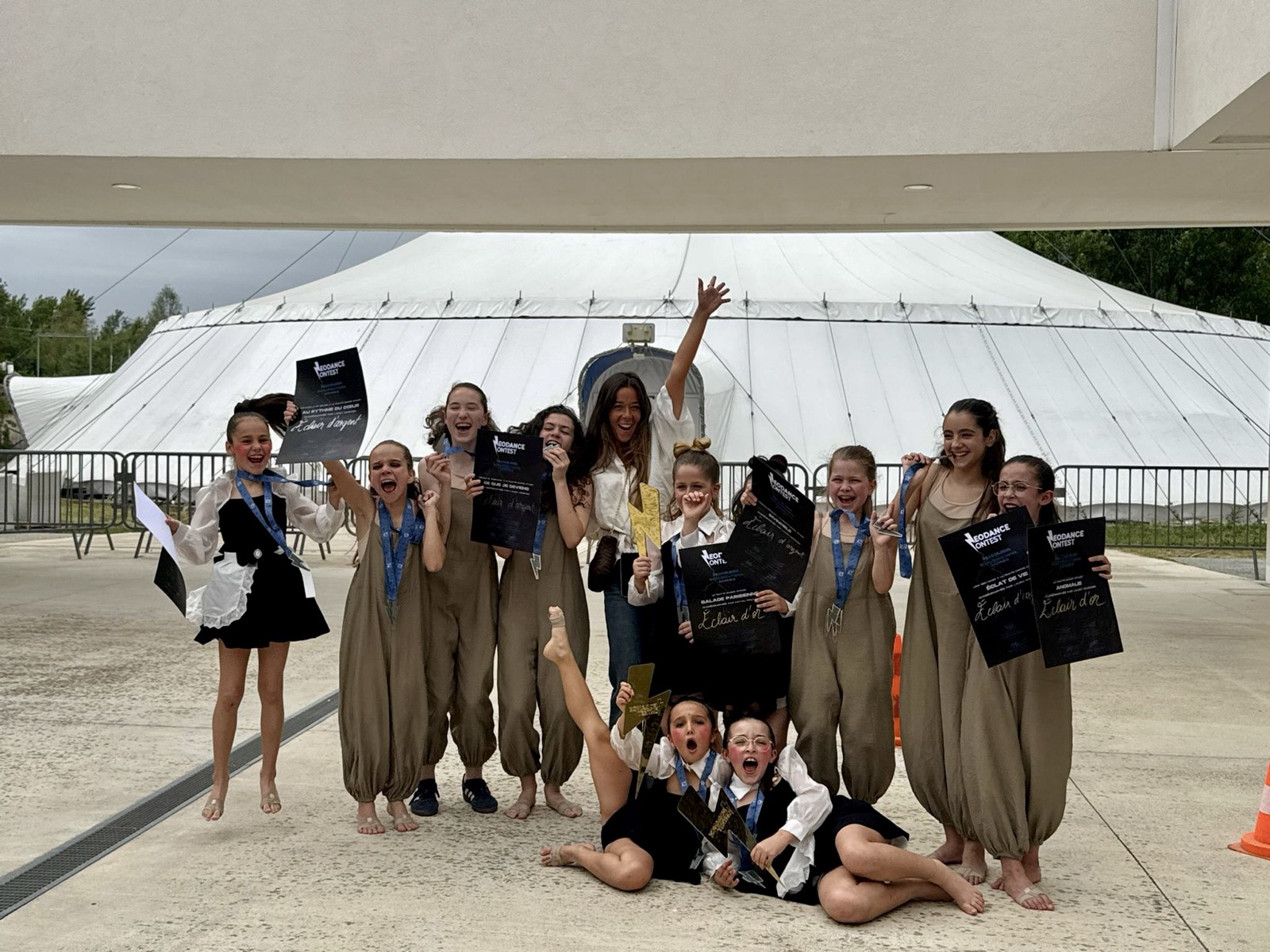 Diplômes et médailles après une journée de concours