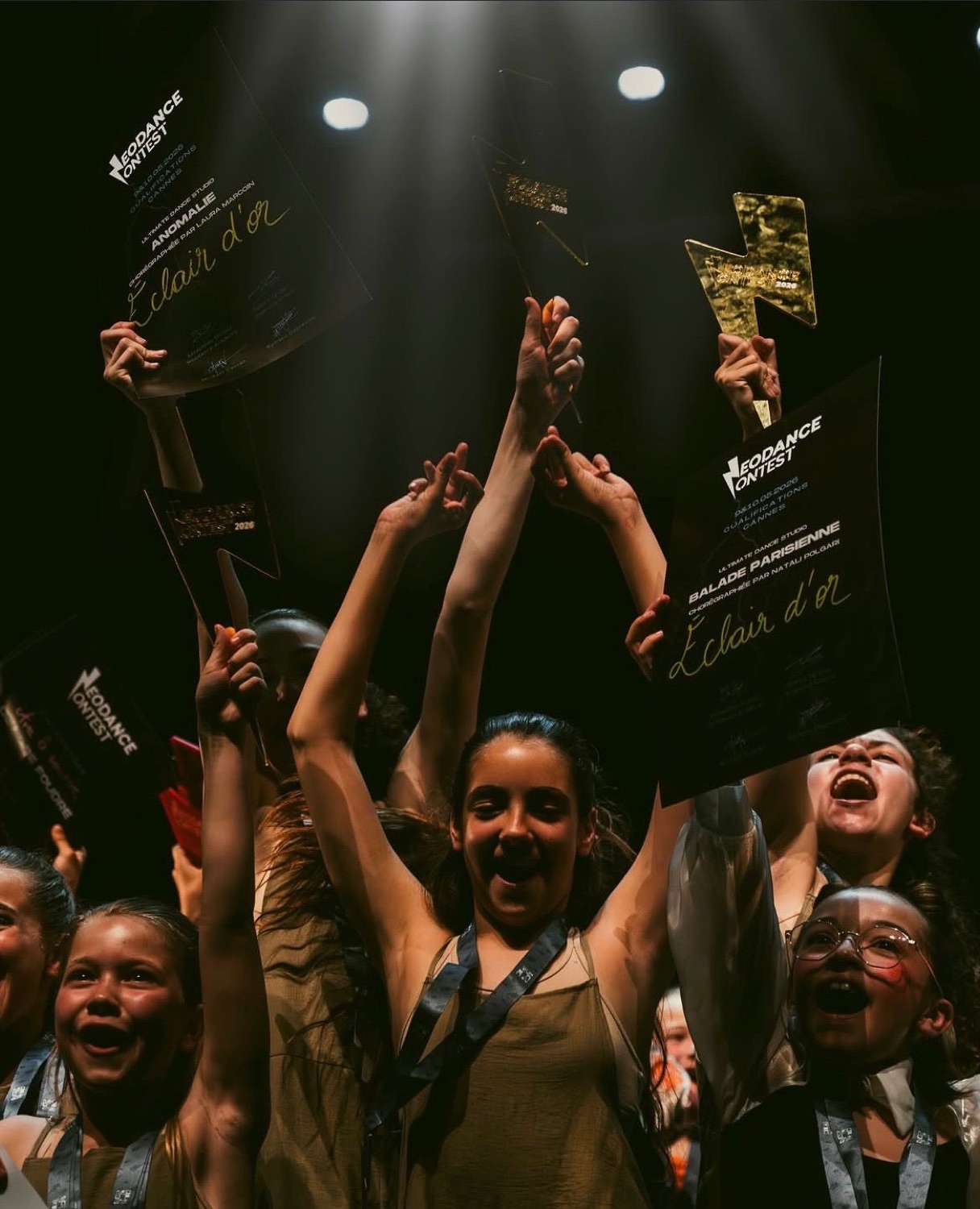 Les élèves brandissent leurs trophées après un concours