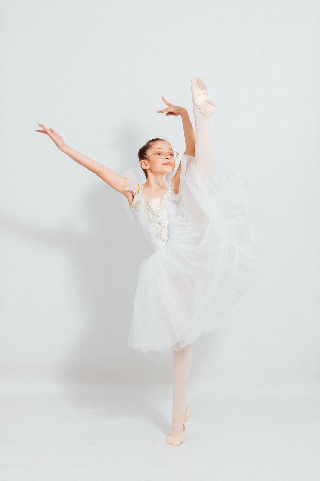 Arabesque sur pointes, tutu blanc
