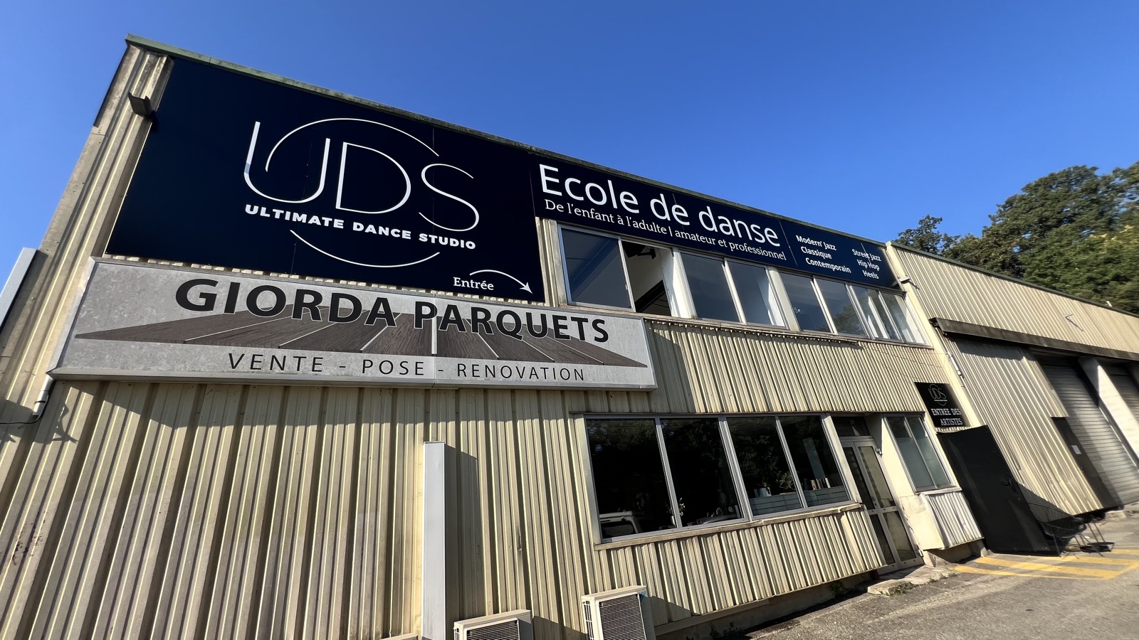 La façade de l'école, chemin Saint Bernard